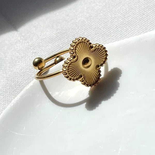 ANILLO DE LUJO TRÉBOL AJUSTABLE